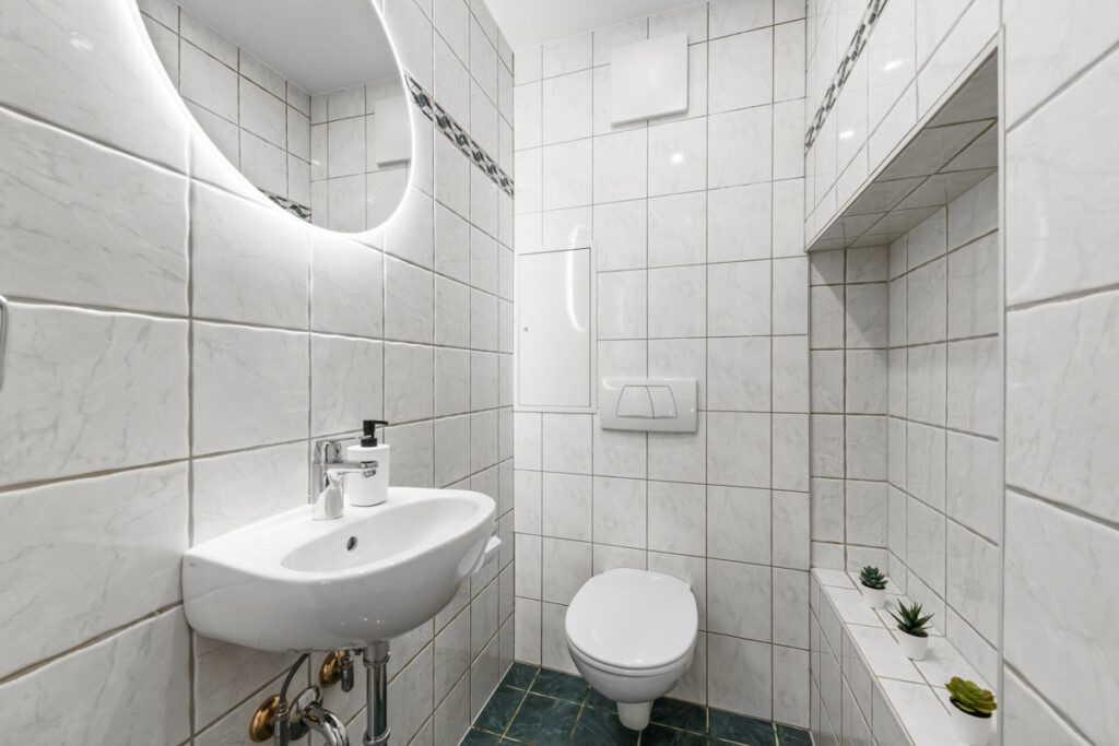 Lama WC 022